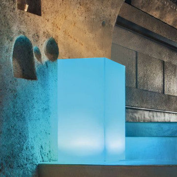 Cubo luminoso 40x40x80 cm in polipropilene con LED RGB e batteria solare