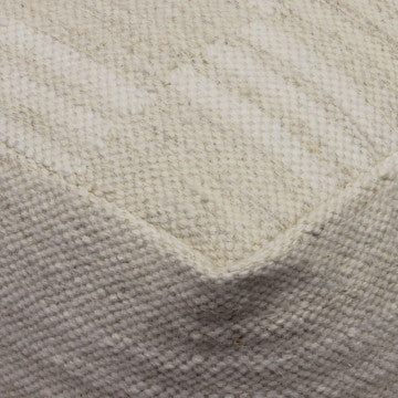 Pouf in lana avorio, forma cubica 40x40x40 cm, peso 1,85 kg