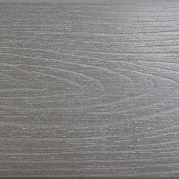 Dettaglio della finitura Polywood grigio scuro della poltrona Cervia, effetto legno resistente agli agenti atmosferici.