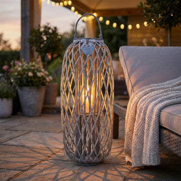 Lanterna in vimini grigio e vetro con nastro pizzo, altezza 106 cm