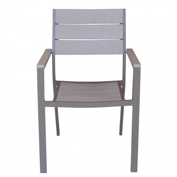 Vista frontale della poltrona Cervia con struttura taupe e doghe in Polywood beige, impilabile e ideale per giardini e terrazze.