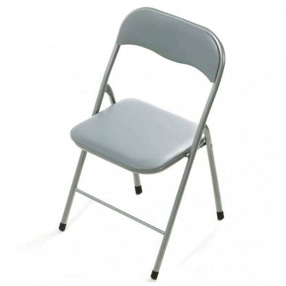 Sedia pieghevole Slim in PVC grigia chiara opaca con struttura in acciaio, ideale per uso interno. Design compatto e resistente per ogni ambiente.