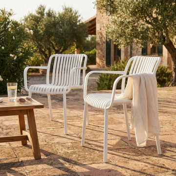 Poltrona in polipropilene impilabile, disponibile in colore bianco