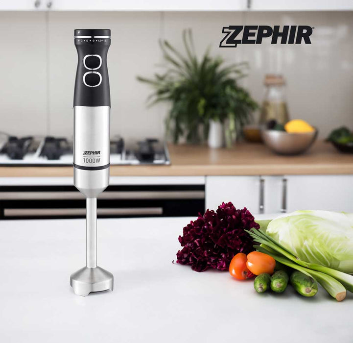 Frullatore a immersione Zephir 1000W in acciaio inox con manico nero, in cucina moderna con verdure e utensili, logo Zephir visibile