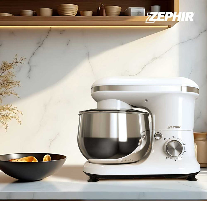 Impastatrice Zephir 1000W con ciotola in acciaio inox, posizionata su superficie bianca in cucina elegante, con logo Zephir visibile