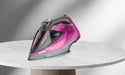 Ferro da stiro Zephir 2200W con design moderno, superficie in acciaio inox, corpo rosa e grigio, posizionato su tavolo in marmo bianco.
