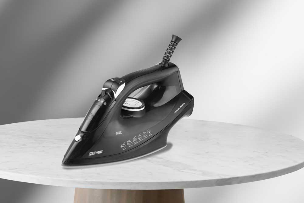 Ferro da stiro Zephir 2610W con design compatto e manico antiscivolo, superficie in ceramica nera, perfetto per stirare a secco e a vapore.