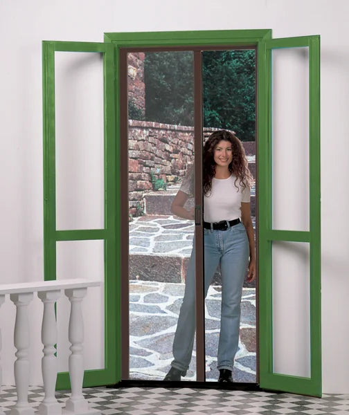 Zanzariera orizzontale marrone 240x140 cm con telaio in alluminio, apertura a battente, protezione efficace contro insetti, installata su porta