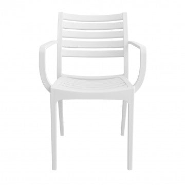 Vista frontale della poltrona Eveline bianca in polipropilene, con design a doghe. Misure: 58.5x55.2x84cm.