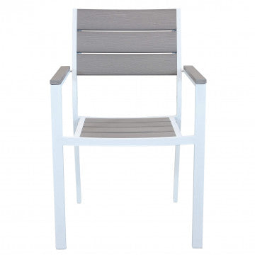 Vista frontale della poltrona Cervia da giardino con braccioli, struttura bianca e seduta in Polywood grigio, design impilabile.