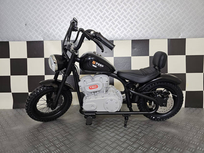 Vista posteriore della moto elettrica per bambini modello chopper nero, con sedile in pelle, ruota posteriore grande e dettagli in stile motociclista.