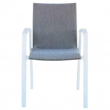 Vista frontale della poltrona Djerba con struttura in alluminio bianco e braccioli, design moderno per arredo da esterno.