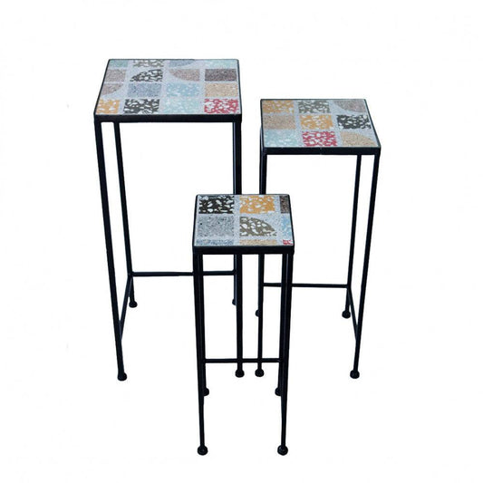 Set di tre tavolini da interno ed esterno con piani in ceramica multicolore e struttura in ferro nero, ideali come tavolini da salotto o fioriere.