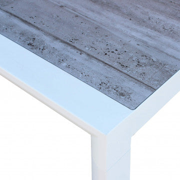 Dettaglio del piano in ceramica effetto legno chiaro del Tavolo Carson 195 x 90 cm, con finitura liscia e moderna.