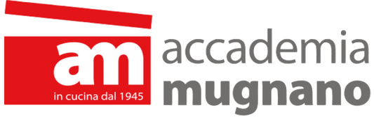 Logo Accademia Mugnano con scritta in rosso e grigia, in cucina dal 1945, rappresenta il marchio di casalinghi e utensili da cucina