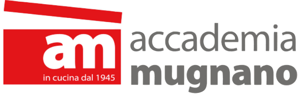 Logo rosso con scritta bianca 'am' e testo 'in cucina dal 1945', accompagnato da scritta grigia 'accademia mugnano', rappresenta il marchio di casalinghi