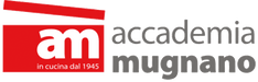 Logo di Accademia Mugnano in rosso e grigio con scritta 'in cucina dal 1945', rappresenta il marchio di utensili da cucina di qualità