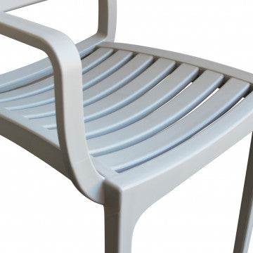 Dettaglio seduta e bracciolo della poltrona Eveline in polipropilene grigio chiaro. Misure: 58.5x55.2x84cm.