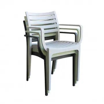 Poltrone Eveline impilabili in polipropilene in diverse tonalità, salvaspazio e versatili. Misure: 58.5x55.2x84cm.