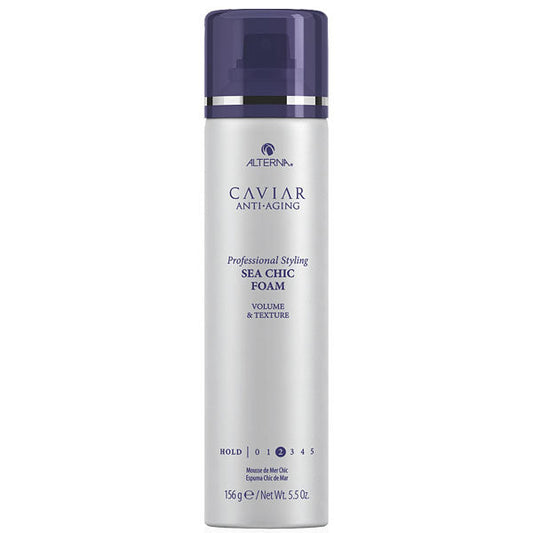 Spray volumizzante e modellante Sea Chic Foam di Alterna, in lattina bianca con tappo viola, ideale per capelli forti e flessibili, 156 ml.