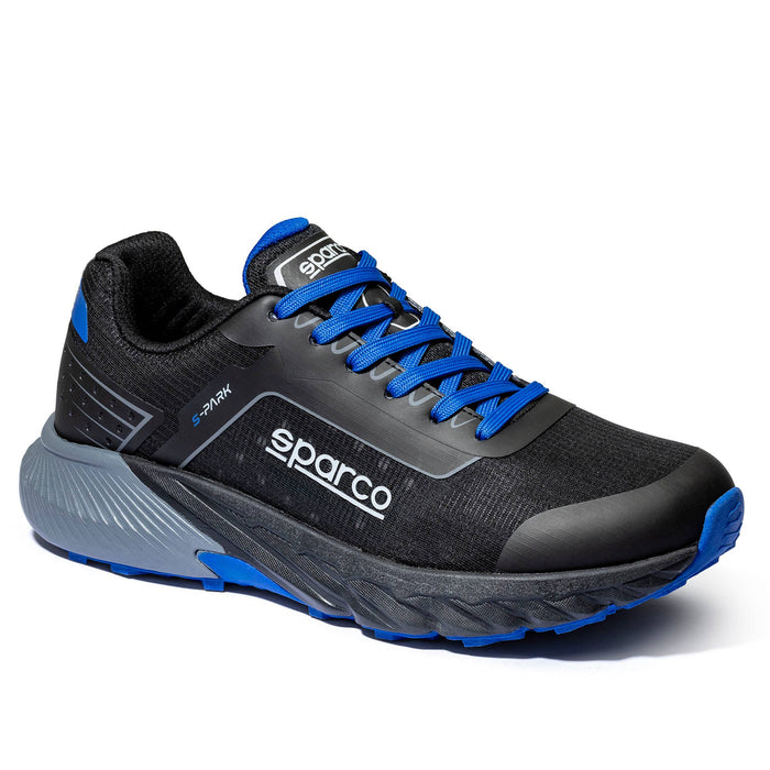 Scarpa Sparco Gap, sneaker traspirante e leggera con tomaia in tessuto nero e dettagli blu, suola in gomma nitrilica. Misure 39-46.