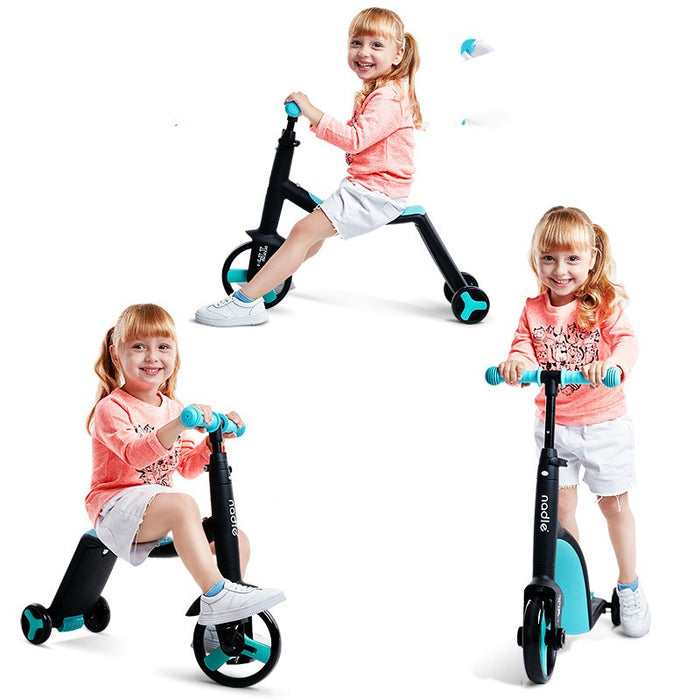 Bambina su scooter triciclo 3 in 1 blu