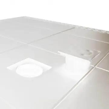 Dettaglio del foro per ombrellone sul piano del Tavolo Rettangolare Houston bianco in plastica stile wicker.