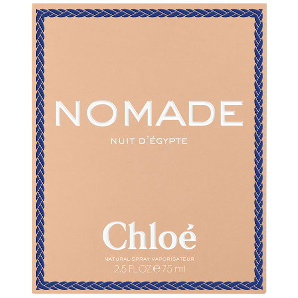 Confezione del profumo Chloe Nomade Nuit D'Egypte con scatola rosa con bordo blu, logo e nome in bianco, raffinata e di lusso