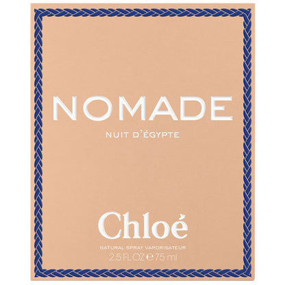 Confezione del profumo Chloe Nomade Nuit D'Egypte con scatola rosa con bordo blu, logo e nome in bianco, raffinata e di lusso