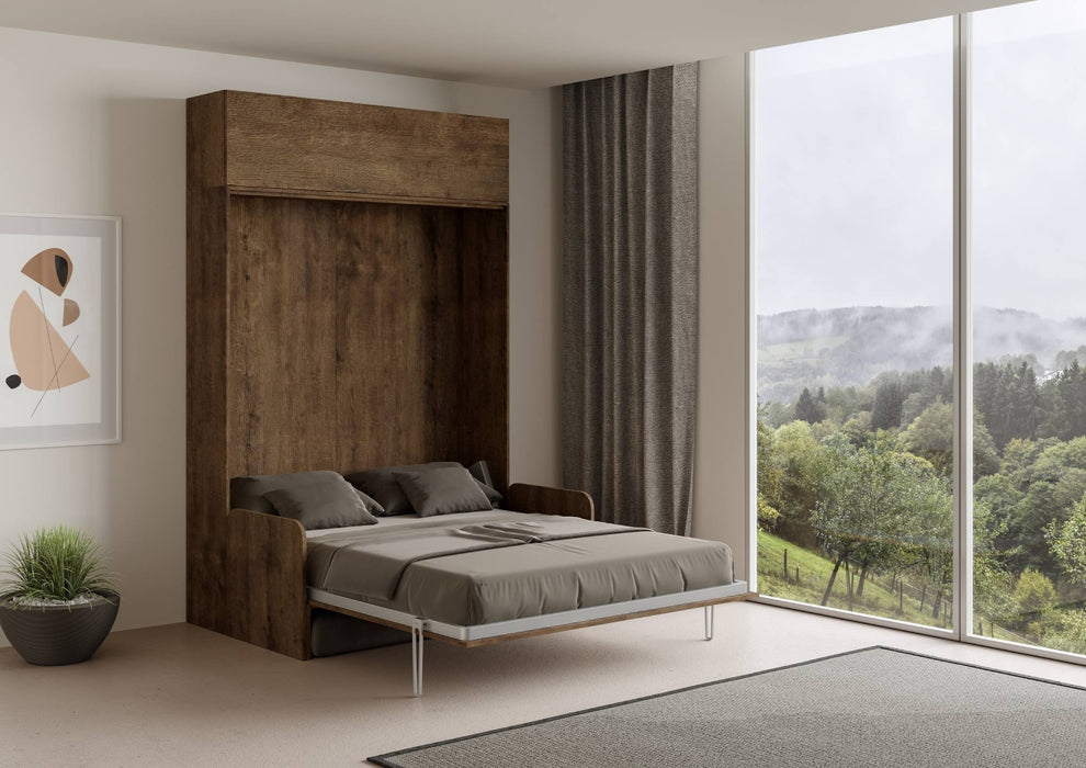 Letto Kentaro Sofà con pensile in legno scuro aperto, perfetto per trasformare il soggiorno in una camera da letto.