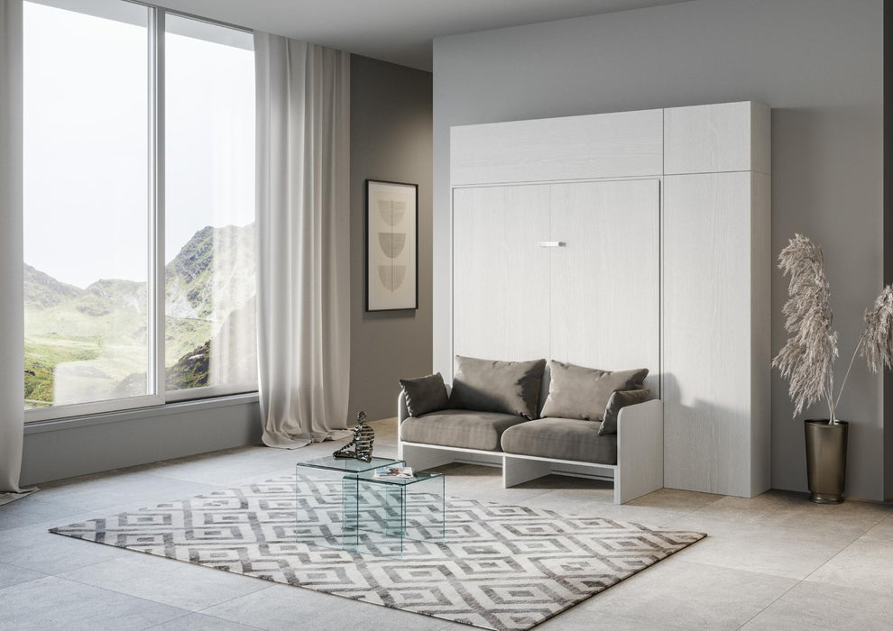 Letto a scomparsa Kentaro Sofà con colonna e pensile bianco, chiuso in soggiorno moderno con ampie vetrate.