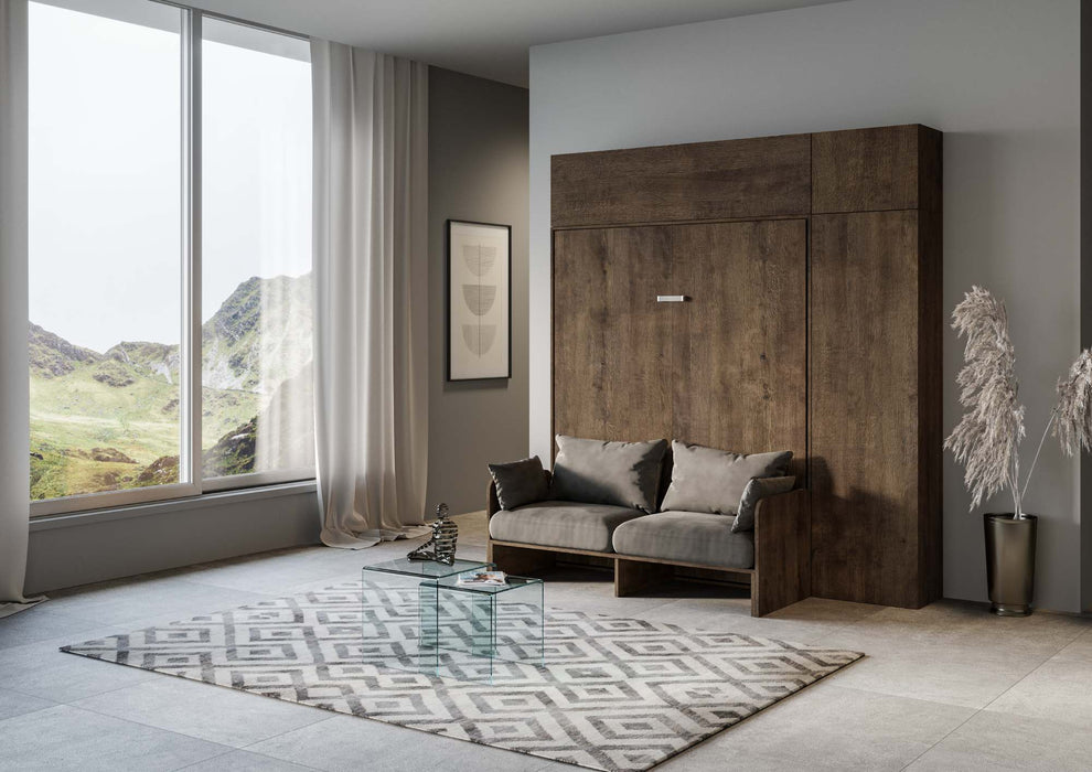 Letto a scomparsa Kentaro Sofà con colonna e pensile in legno scuro, chiuso in soggiorno elegante e luminoso.