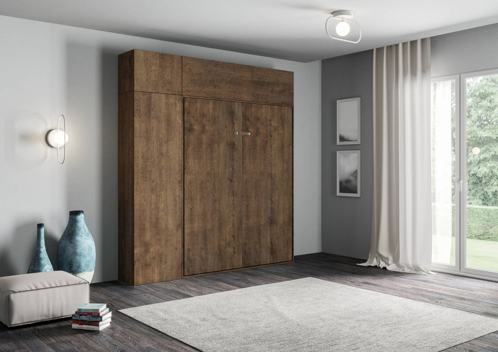 Letto Kentaro legno scuro con colonna e pensile in soggiorno moderno, perfetto per ottimizzare lo spazio. Design compatto e funzionale.