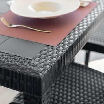 Dettaglio del bordo del Tavolo Rettangolare Houston nero con trama in plastica stile wicker.