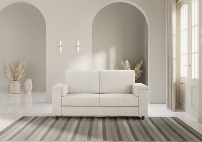 Divano Marrak 2 posti medio panna in salotto elegante con tappeto a righe, ideale per ambienti chiari e accoglienti.