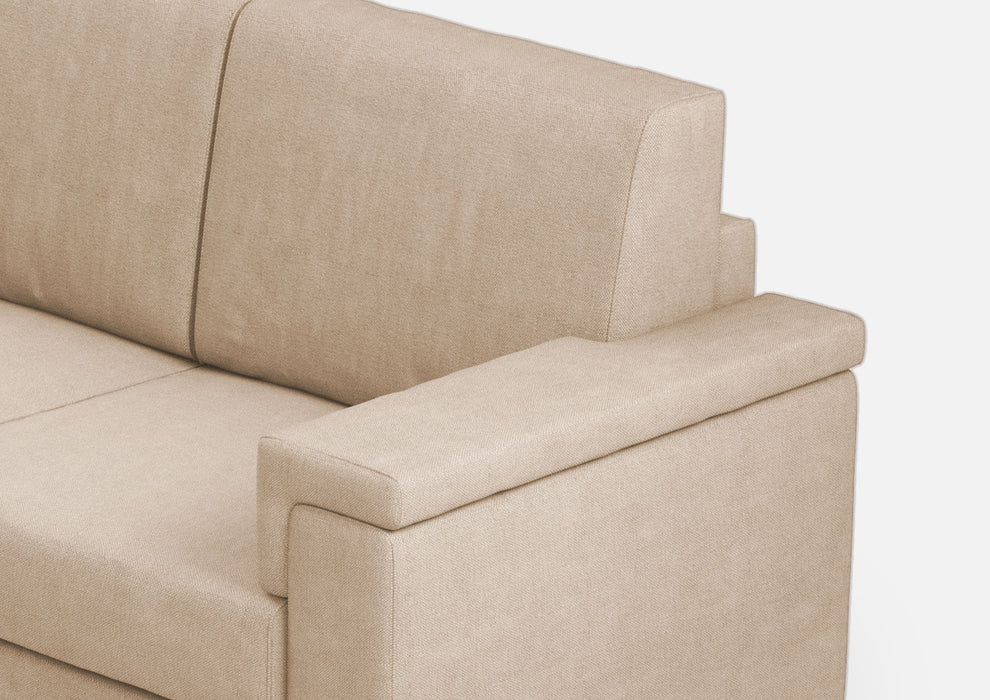 Dettaglio bracciolo del divano Marrak 2 posti medio beige, con tessuto chiaro e imbottitura ergonomica per massimo comfort.