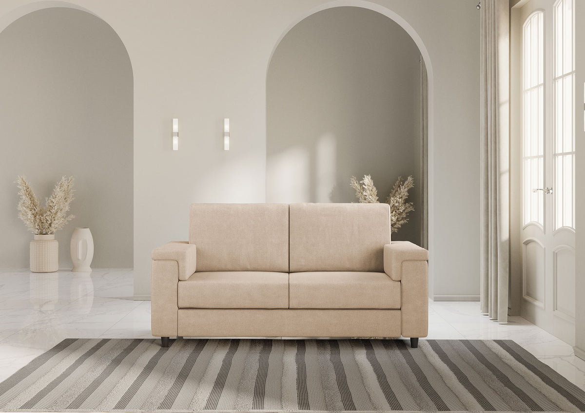 Divano Marrak 2 posti medio beige in salotto moderno con pareti chiare e tappeto a righe, ideale per ambienti raffinati.