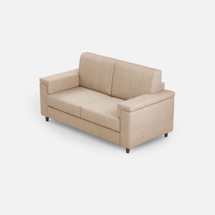 Vista angolare del divano Marrak 2 posti medio beige, con sedute comode e schienale alto per un relax totale.