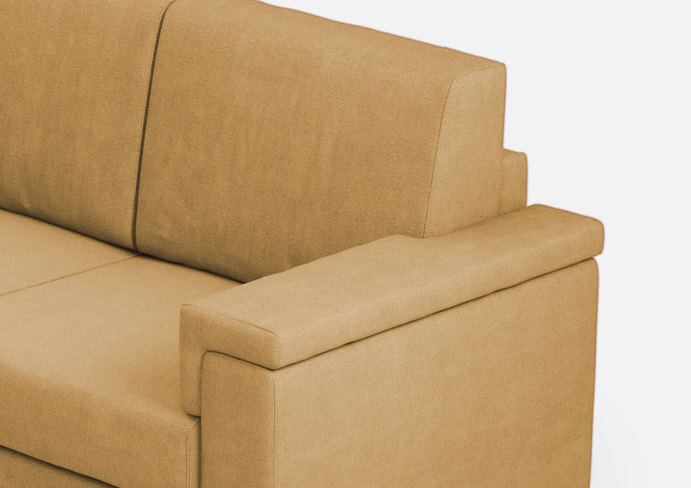 Dettaglio bracciolo e schienale del Divano Marrak 2 posti senape, tessuto caldo e imbottitura ergonomica per massimo comfort.