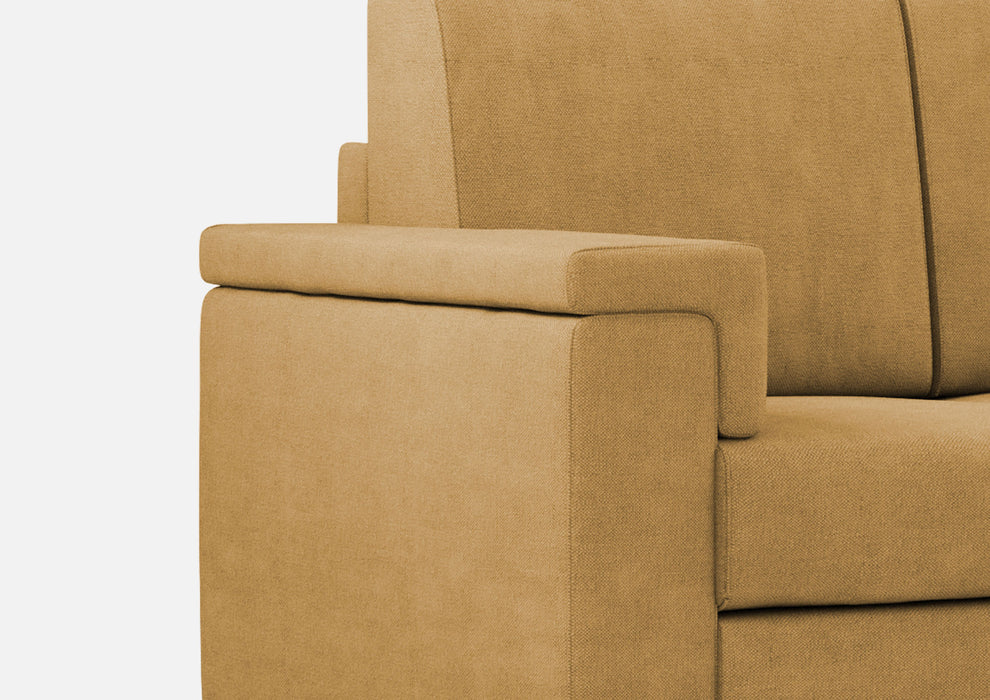 Vista laterale del bracciolo del Divano Marrak 2 posti senape, stile moderno e finiture curate per ambienti accoglienti.