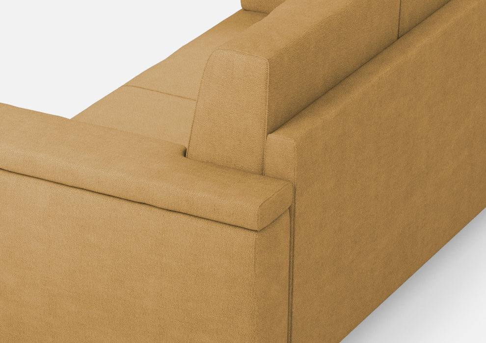 Retro del divano Marrak 2 posti medio senape, con struttura compatta e rivestimento uniforme per ambienti contemporanei.