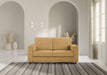 Divano Marrak 2 posti senape in salotto moderno, stile vivace e accogliente, ideale per arredare con gusto la zona living.