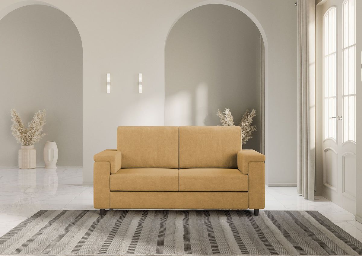 Divano Marrak 2 posti medio senape in salotto moderno con tappeto a righe, perfetto per ambienti caldi e accoglienti.