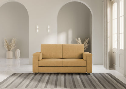 Divano Marrak 2 posti medio senape in salotto moderno con tappeto a righe, perfetto per ambienti caldi e accoglienti.