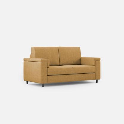 Divano Marrak 2 posti medio senape con design compatto e piedini neri, ideale per arredare con stile e funzionalità.
