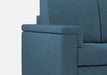 Vista laterale del bracciolo del Divano Marrak 2 posti blu, con finiture precise e imbottitura ergonomica per arredo salotto.