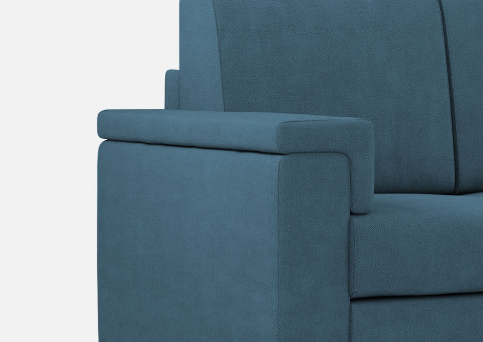 Vista ravvicinata del bracciolo sinistro del divano Marrak 2 posti medio blu, con cuciture precise e design squadrato.