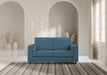 Divano Marrak 2 posti medio blu in salotto moderno con tappeto a righe, perfetto per arredare con stile e comfort.