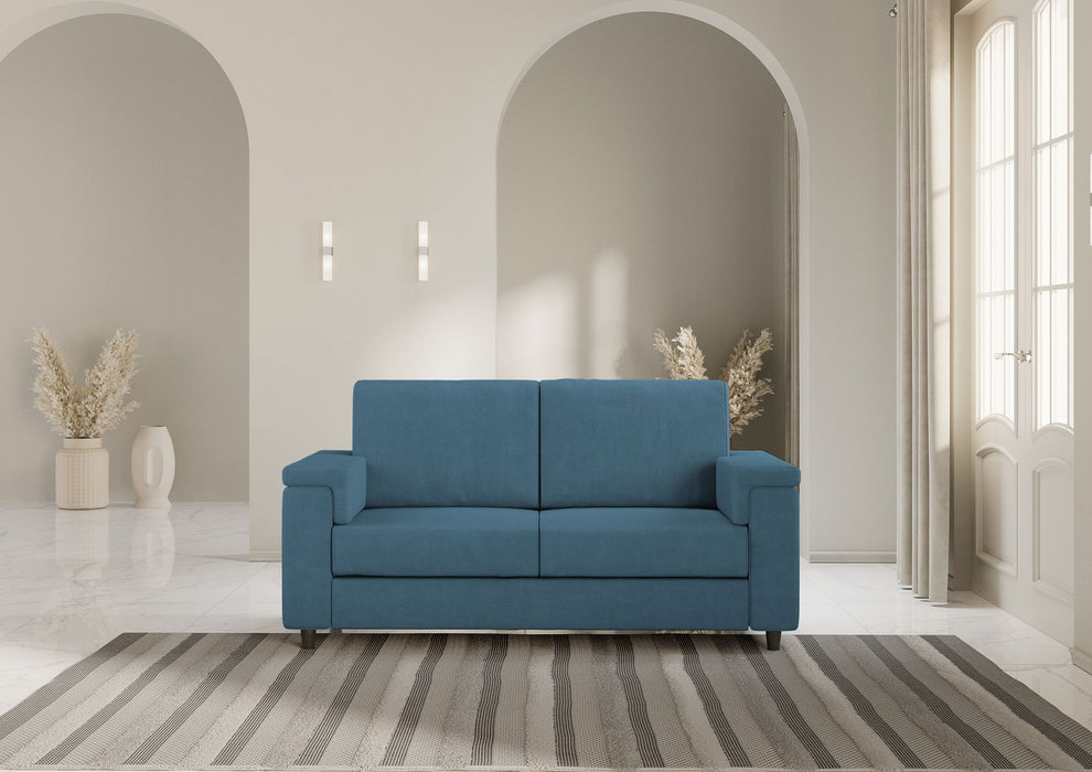 Divano Marrak 2 posti medio blu in salotto moderno con tappeto a righe, perfetto per arredare con stile e comfort.