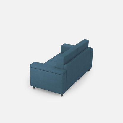 Retro angolare del divano Marrak 2 posti medio blu, con struttura compatta e piedini neri, ideale per ambienti contemporanei.